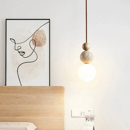Moderne pendellampe med detaljer i træ, beton og glas