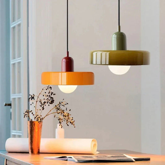 Moderne pendellampe med farvet glasskærm – Bauhaus-inspireret