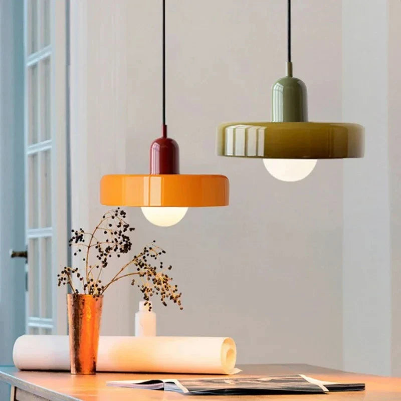 Bauhaus-pendellampe med farvet glasskærm