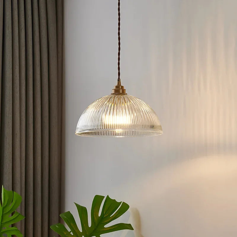 Retro pendellampe med riflet glaskuppel og messingfinish
