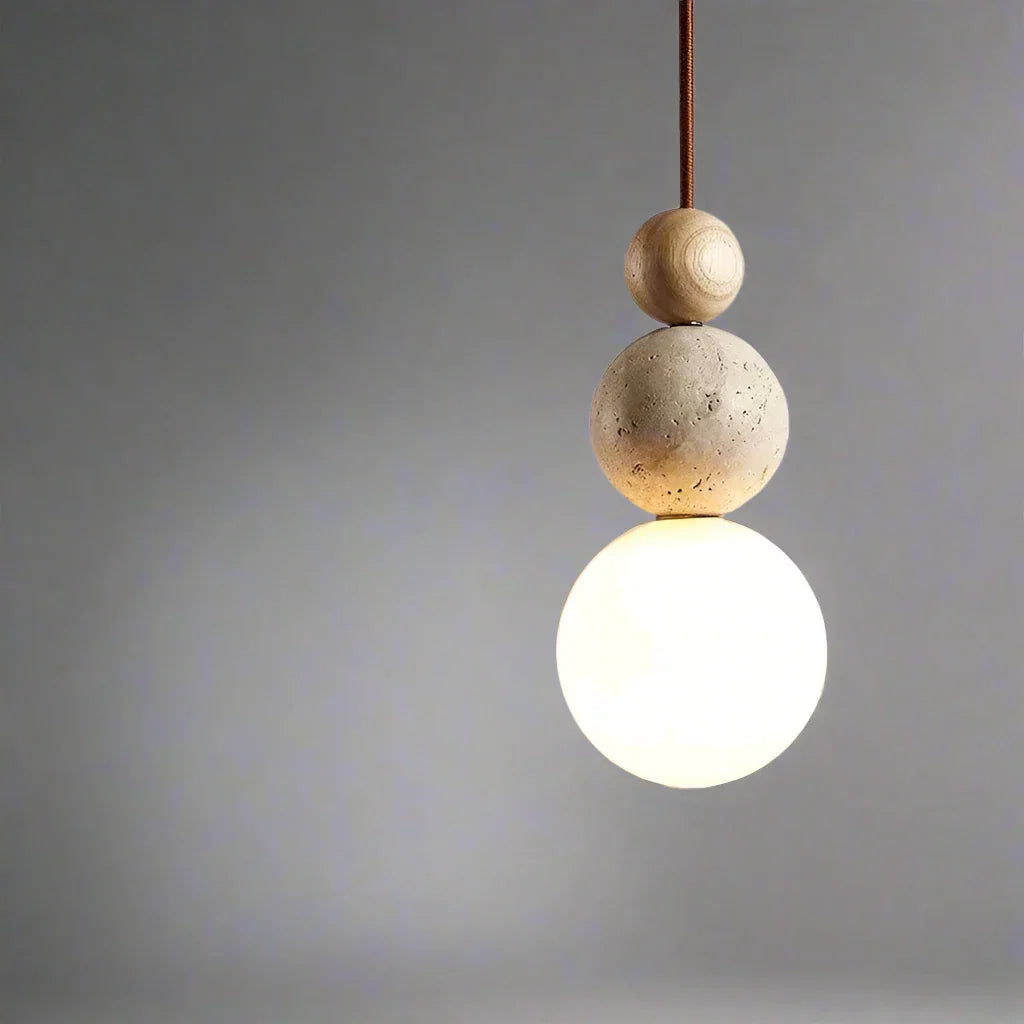 Moderne pendellampe med detaljer i træ, beton og glas