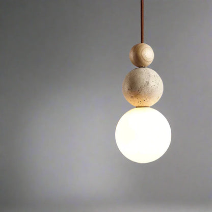Moderne pendellampe med detaljer i træ, beton og glas
