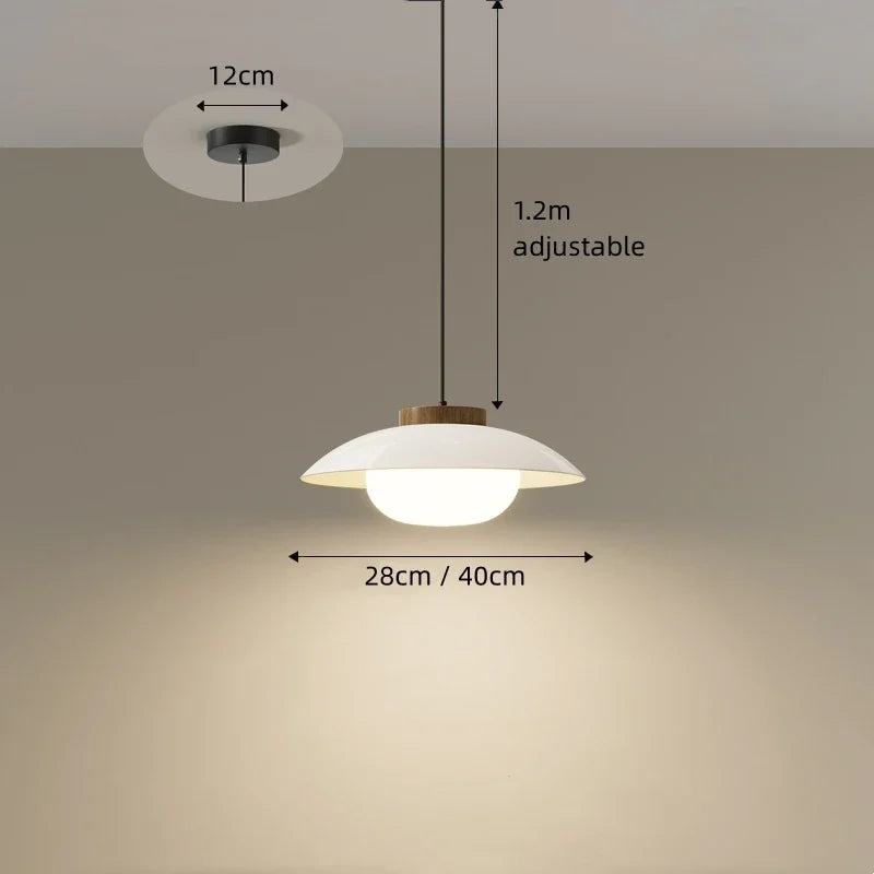 Moderne glaspendellampe med trædetalje