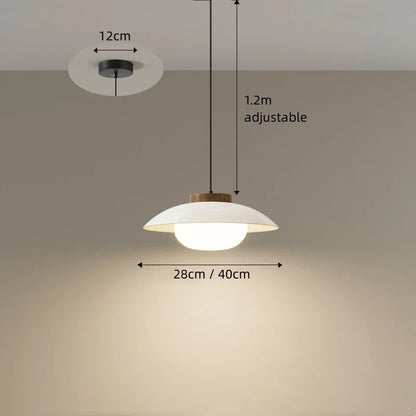 Moderne glaspendellampe med trædetalje