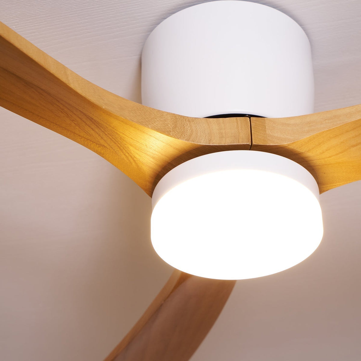 Loftventilator i træ med LED, skandinavisk - Lumzi