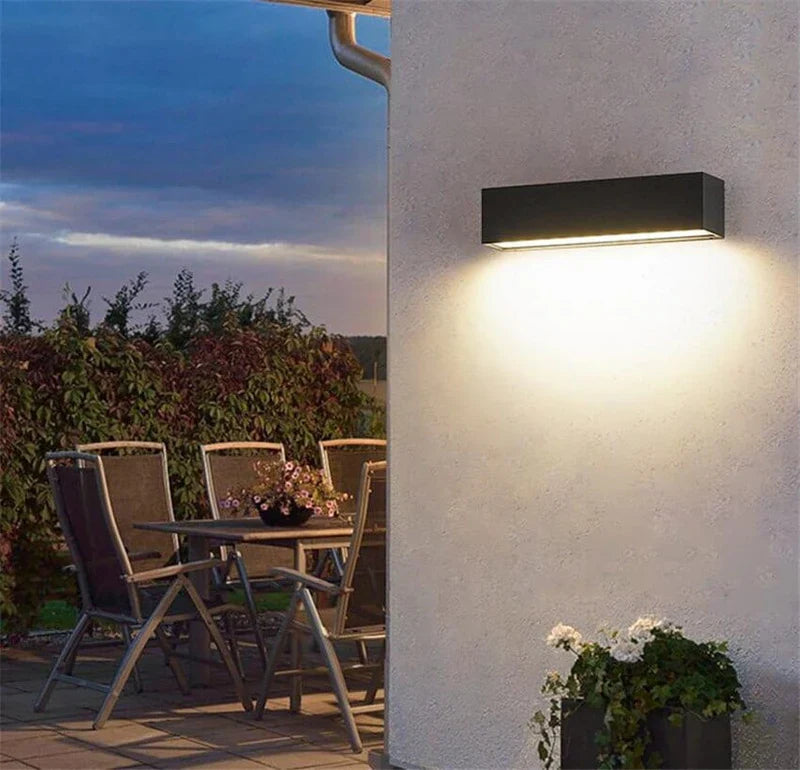 Moderne LED væglampe til udendørs brug