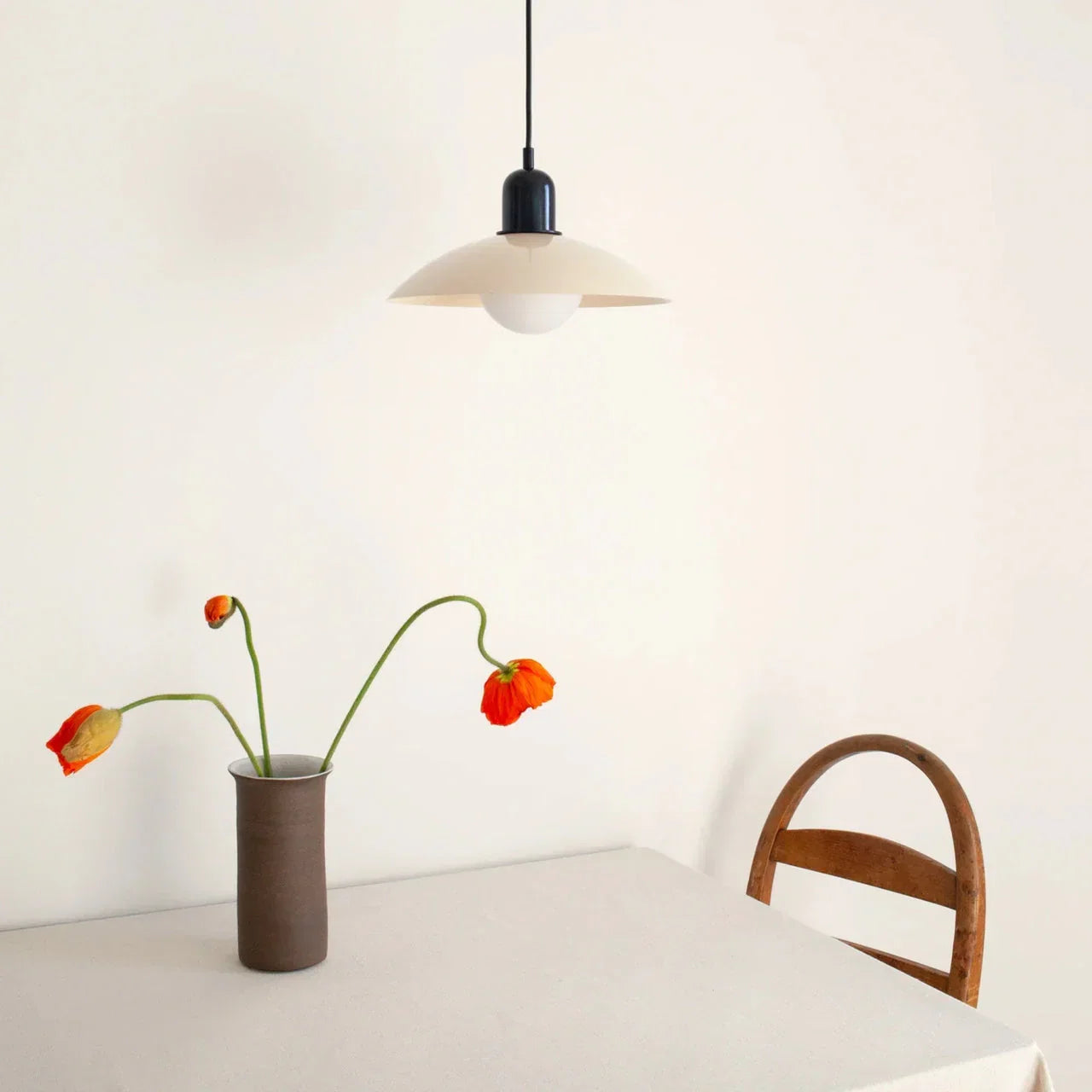 Moderne pendellampe med tofarvet design