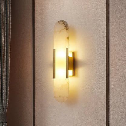 Væglampe i alabast med gulddetaljer