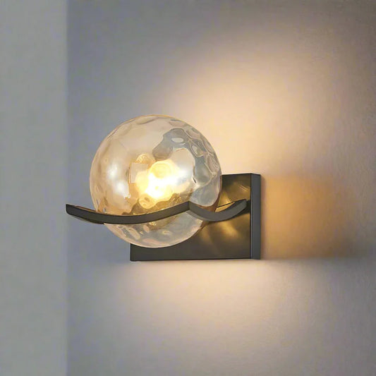 Moderne kugleformet væglampe