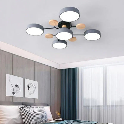 Moderne LED-loftlampe med flere arme og trædetaljer