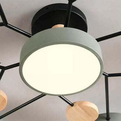Moderne LED-loftlampe med flere arme og trædetaljer