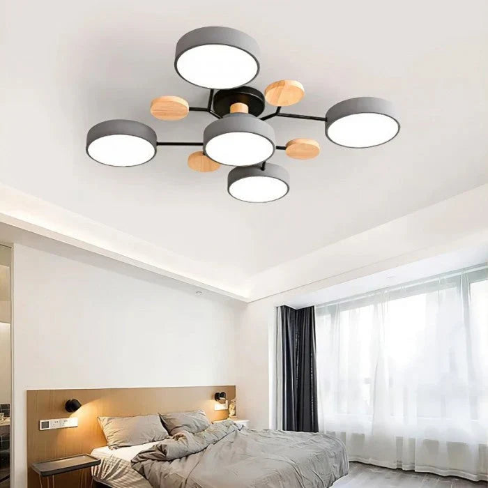 Moderne LED-loftlampe med flere arme og trædetaljer