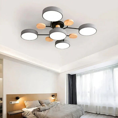 Moderne LED-loftlampe med flere arme og trædetaljer