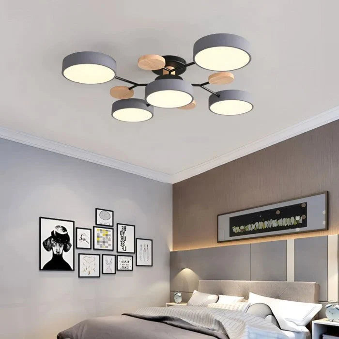 Moderne LED-loftlampe med flere arme og trædetaljer