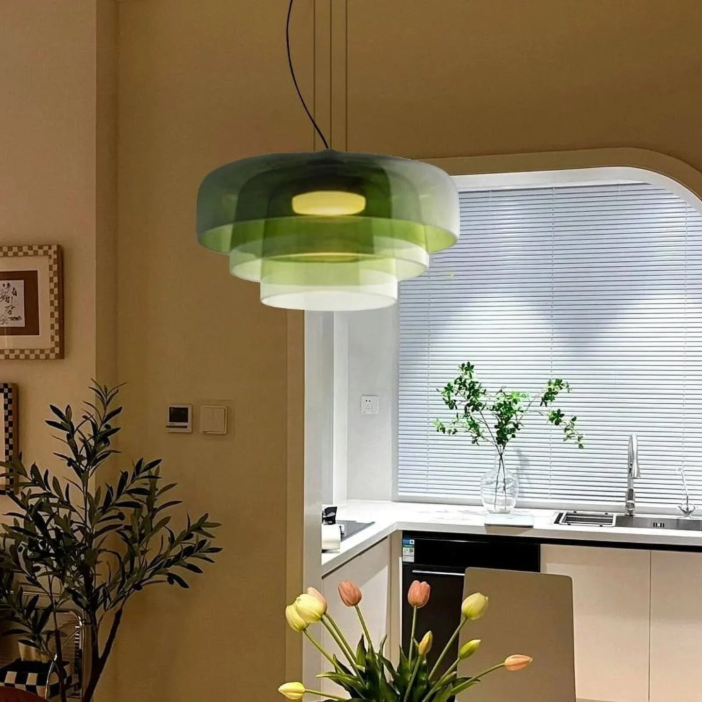 Moderne glaspendellampe med lagdelt skærm – retro-inspireret design