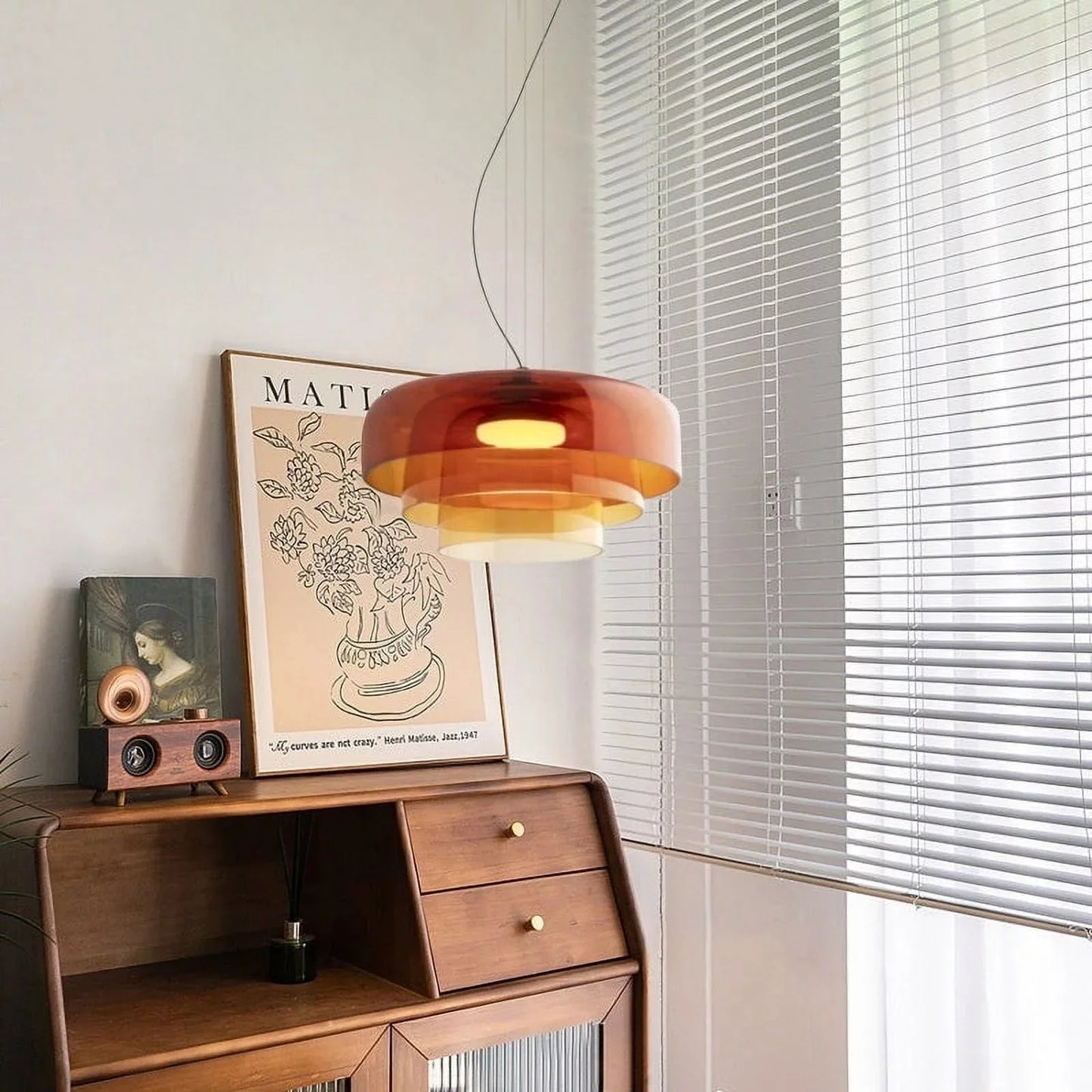 Moderne glaspendellampe med lagdelt skærm – retro-inspireret design