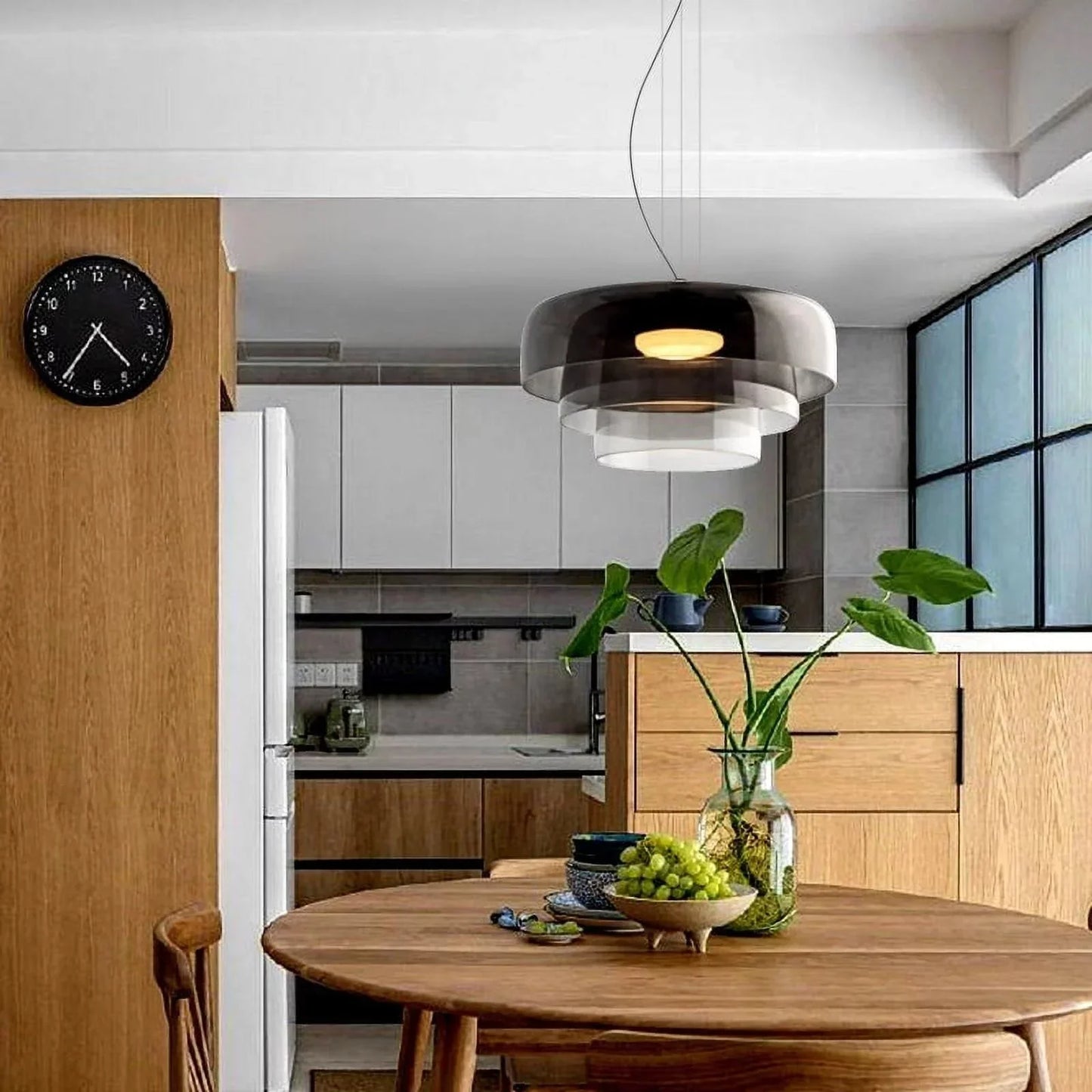 Moderne glaspendellampe med lagdelt skærm – retro-inspireret design