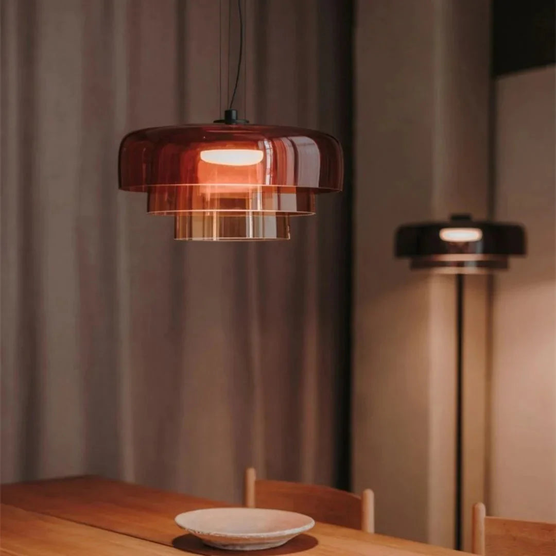 Moderne glaspendellampe med lagdelt skærm – retro-inspireret design