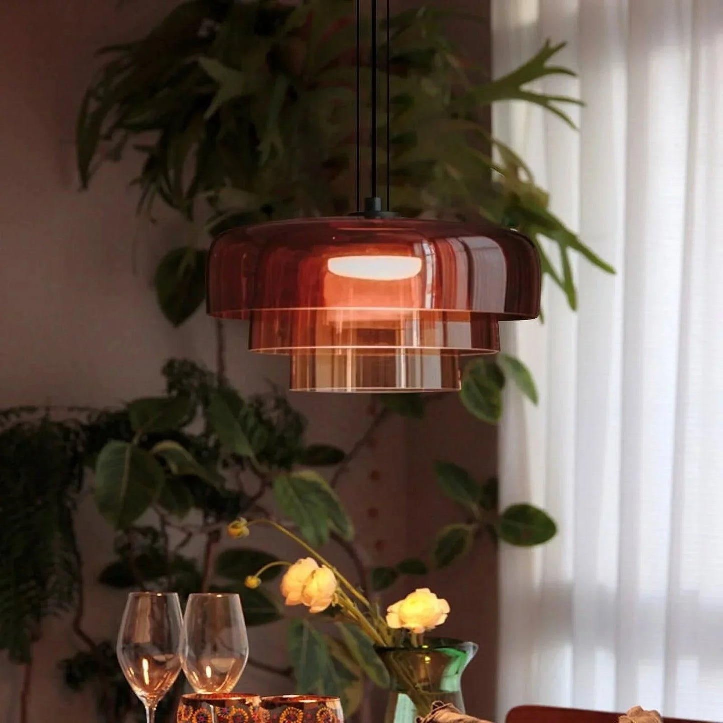 Moderne glaspendellampe med lagdelt skærm – retro-inspireret design