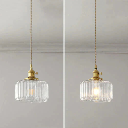 Vintage pendellampe med riflet glasskærm og guldfinish