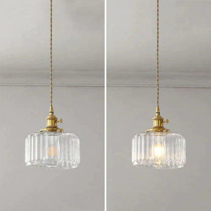 Vintage pendellampe med riflet glasskærm og guldfinish