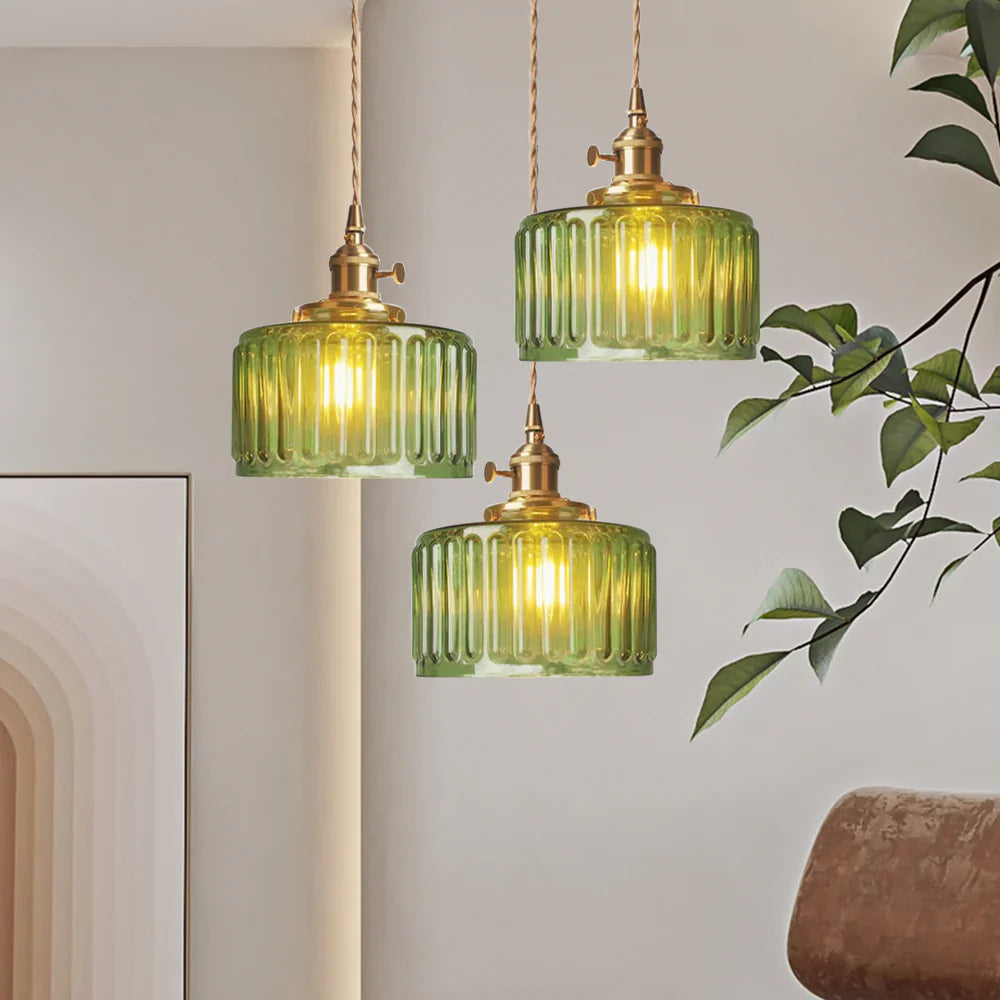 Vintage pendellampe med riflet glasskærm og guldfinish