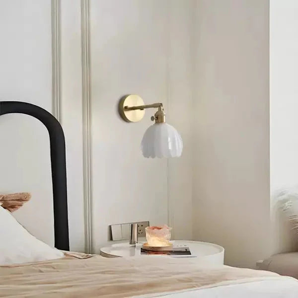 Retro væglampe med tulipanformet glasskærm