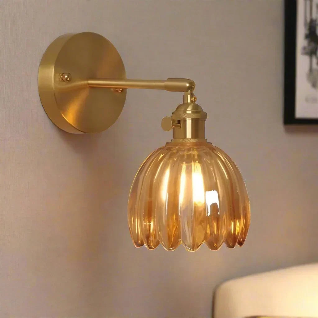 Retro væglampe med tulipanformet glasskærm