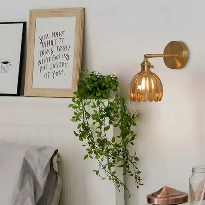 Retro væglampe med tulipanformet glasskærm