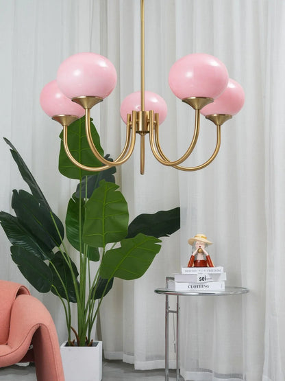 Glamour-lysekrone med glasskærme og metalstel