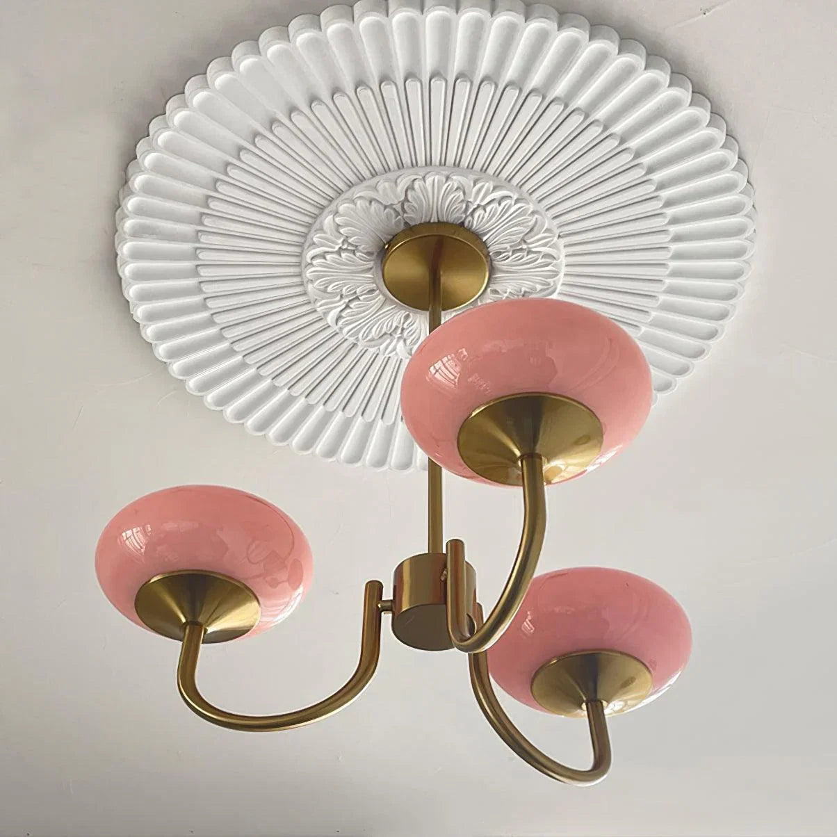 Glamour-lysekrone med glasskærme og metalstel