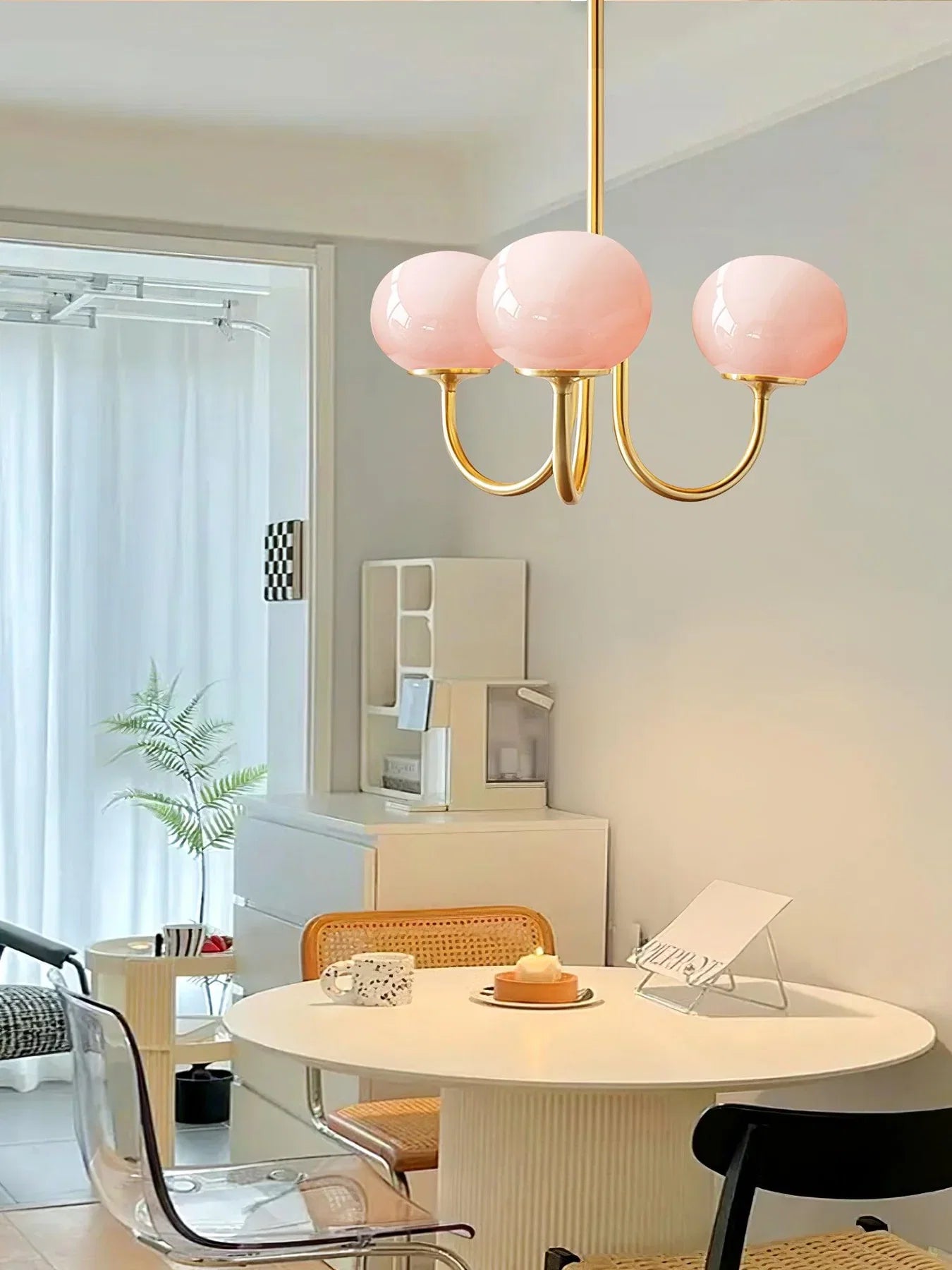 Glamour-lysekrone med glasskærme og metalstel
