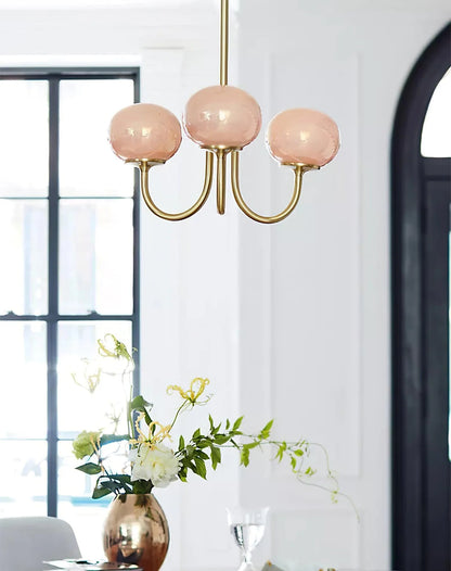 Glamour-lysekrone med glasskærme og metalstel