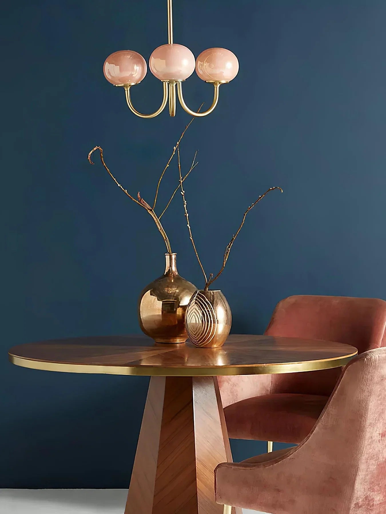 Glamour-lysekrone med glasskærme og metalstel