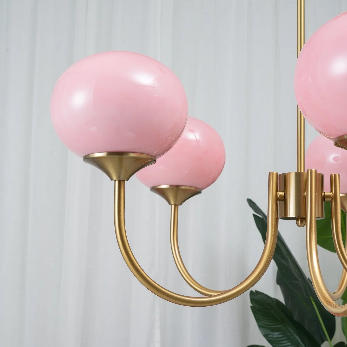 Glamour-lysekrone med glasskærme og metalstel