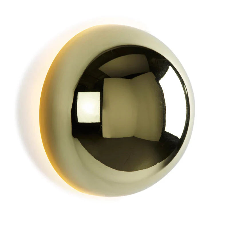 Moderne LED-væglampe med spejlkugle og halo-effekt