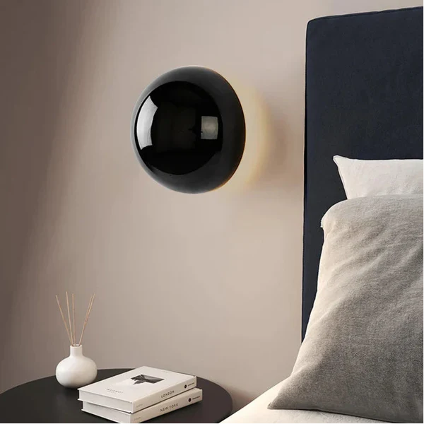Moderne LED-væglampe med spejlkugle og halo-effekt