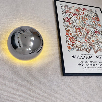 Moderne LED-væglampe med spejlkugle og halo-effekt