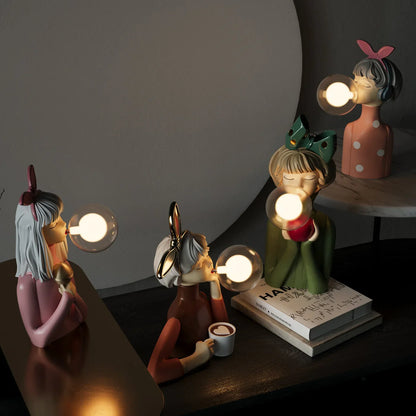 Dekorativ LED-lampe med pige og ballon – designerfigur til stue og kontor