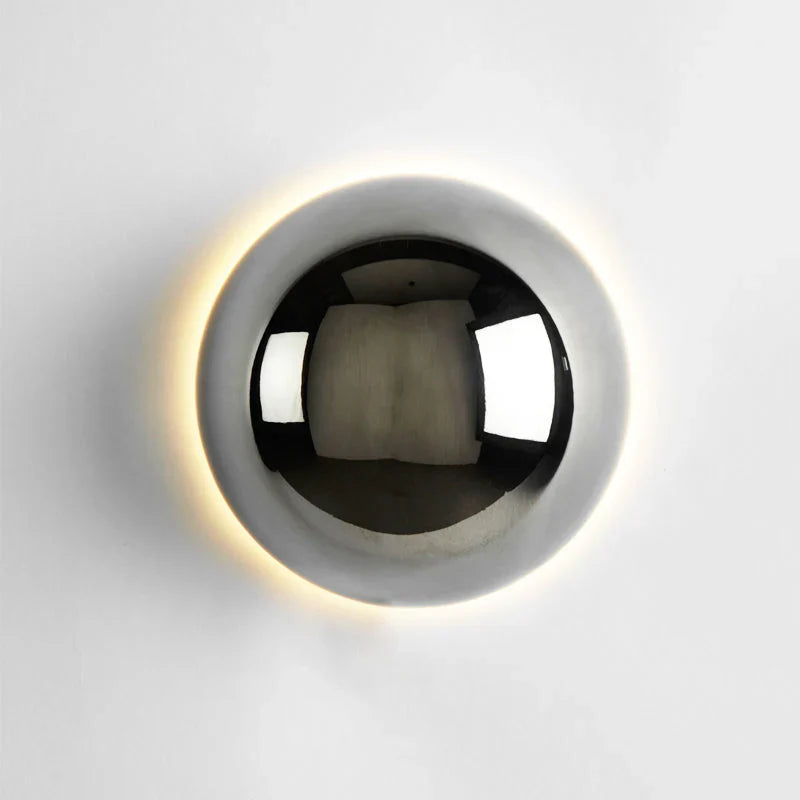 Moderne LED-væglampe med spejlkugle og halo-effekt
