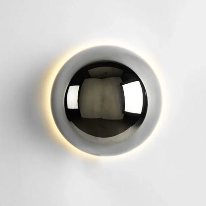 Moderne LED-væglampe med spejlkugle og halo-effekt