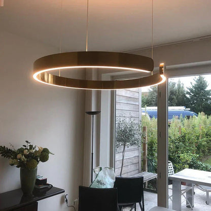 Moderne rund LED-pendellampe med lysring