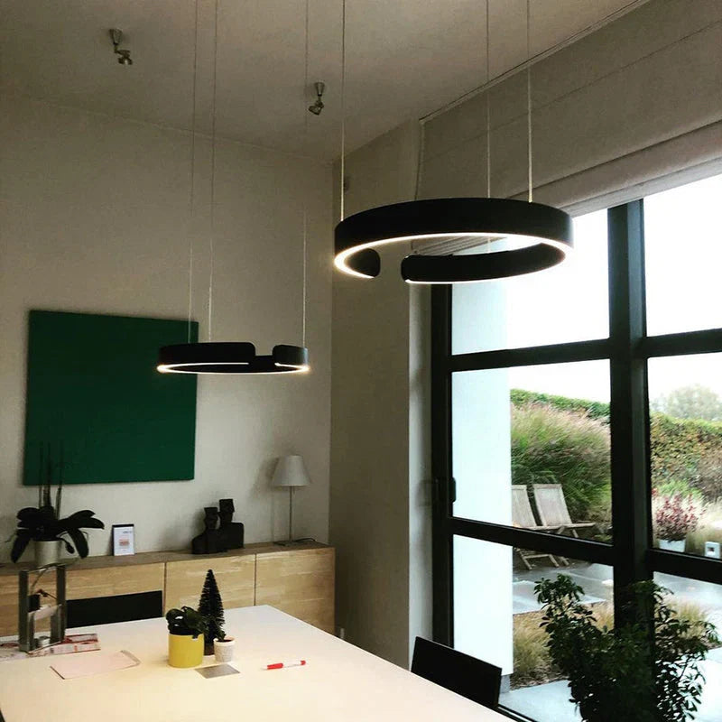 Moderne rund LED-pendellampe med lysring