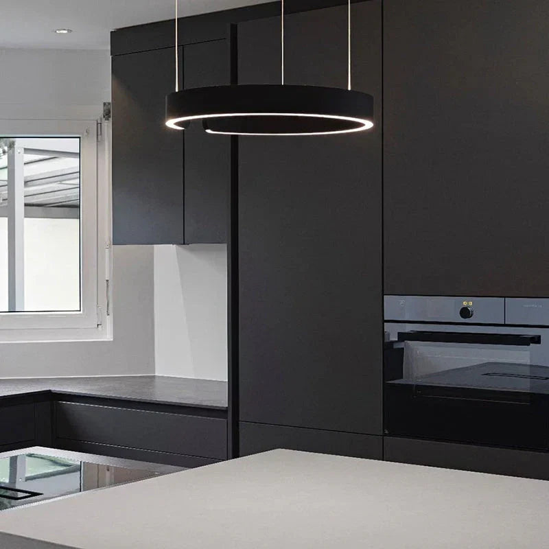 Moderne rund LED-pendellampe med lysring
