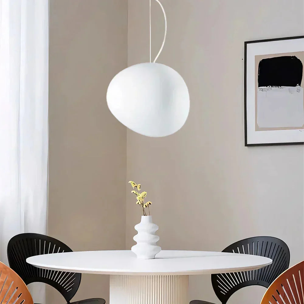 Moderne pendellampe med organisk, rund form og minimalistisk design