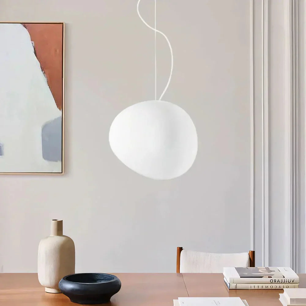 Moderne pendellampe med organisk, rund form og minimalistisk design