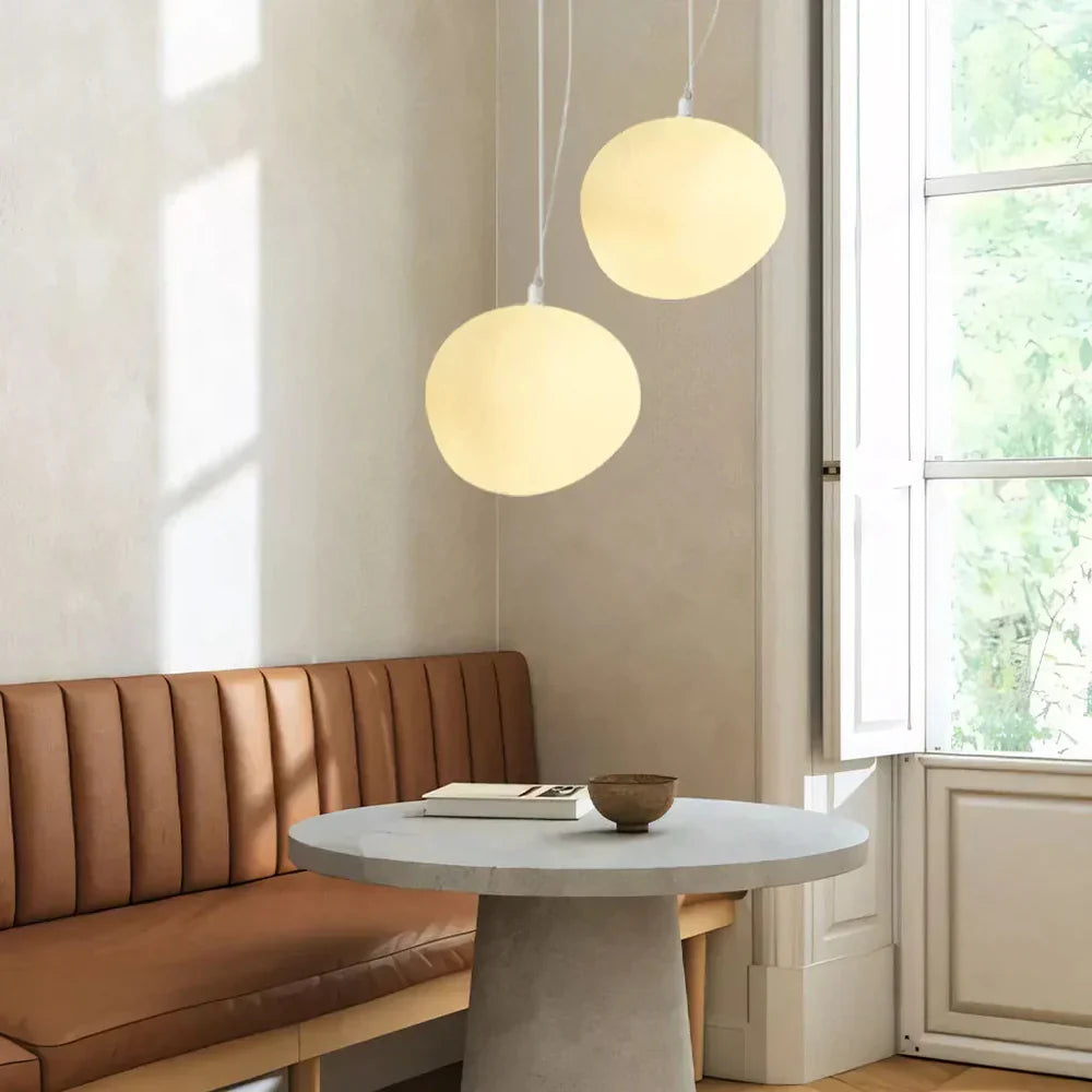 Moderne pendellampe med organisk, rund form og minimalistisk design