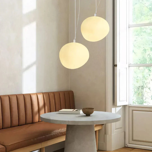 Moderne pendellampe med organisk, rund form og minimalistisk design