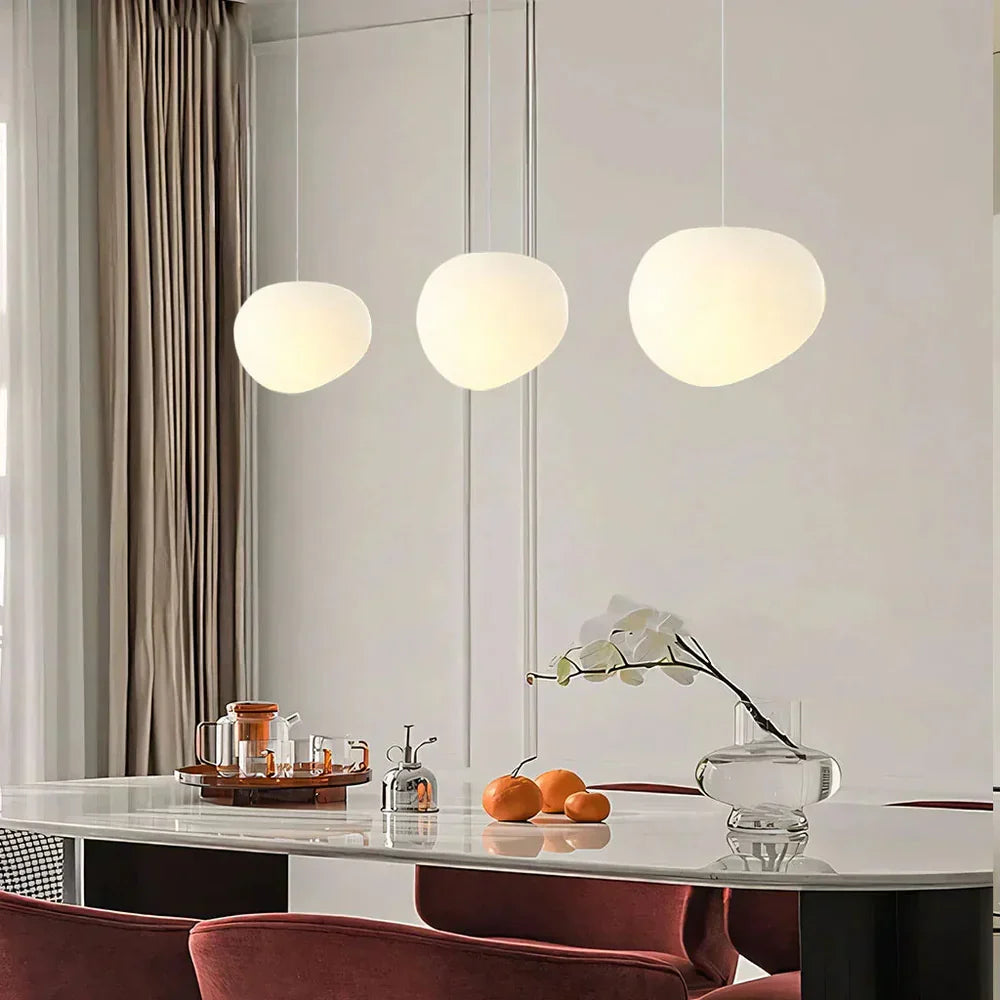 Moderne pendellampe med organisk, rund form og minimalistisk design