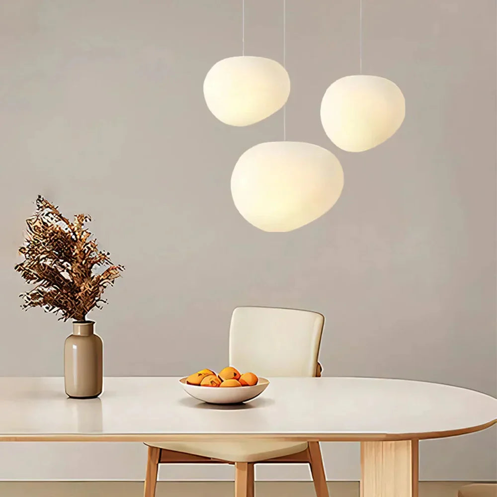 Moderne pendellampe med organisk, rund form og minimalistisk design